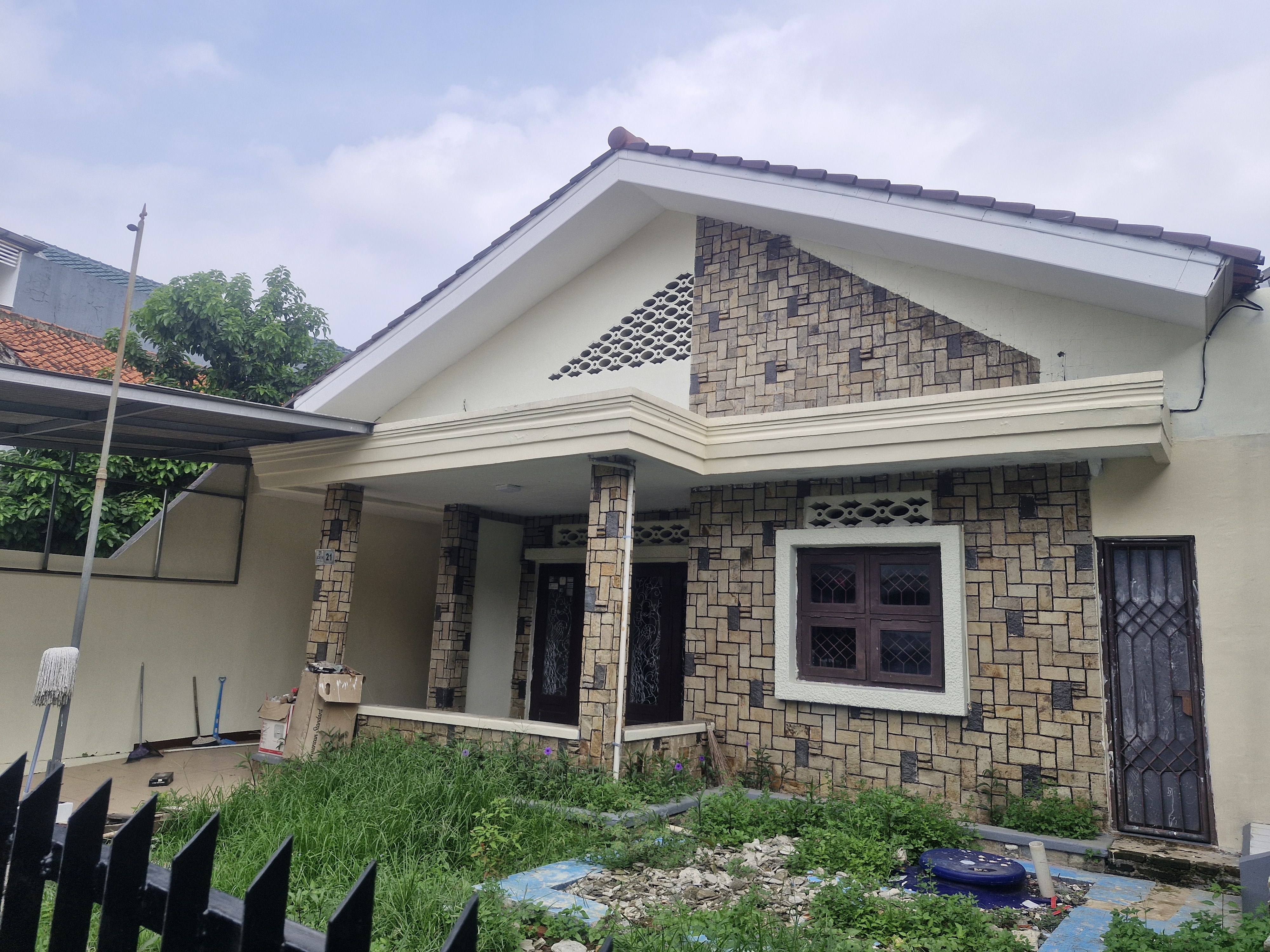 Sewa Rumah Tahunan LT 300m2 LB 280m2 di Menteng, Bogor Barat