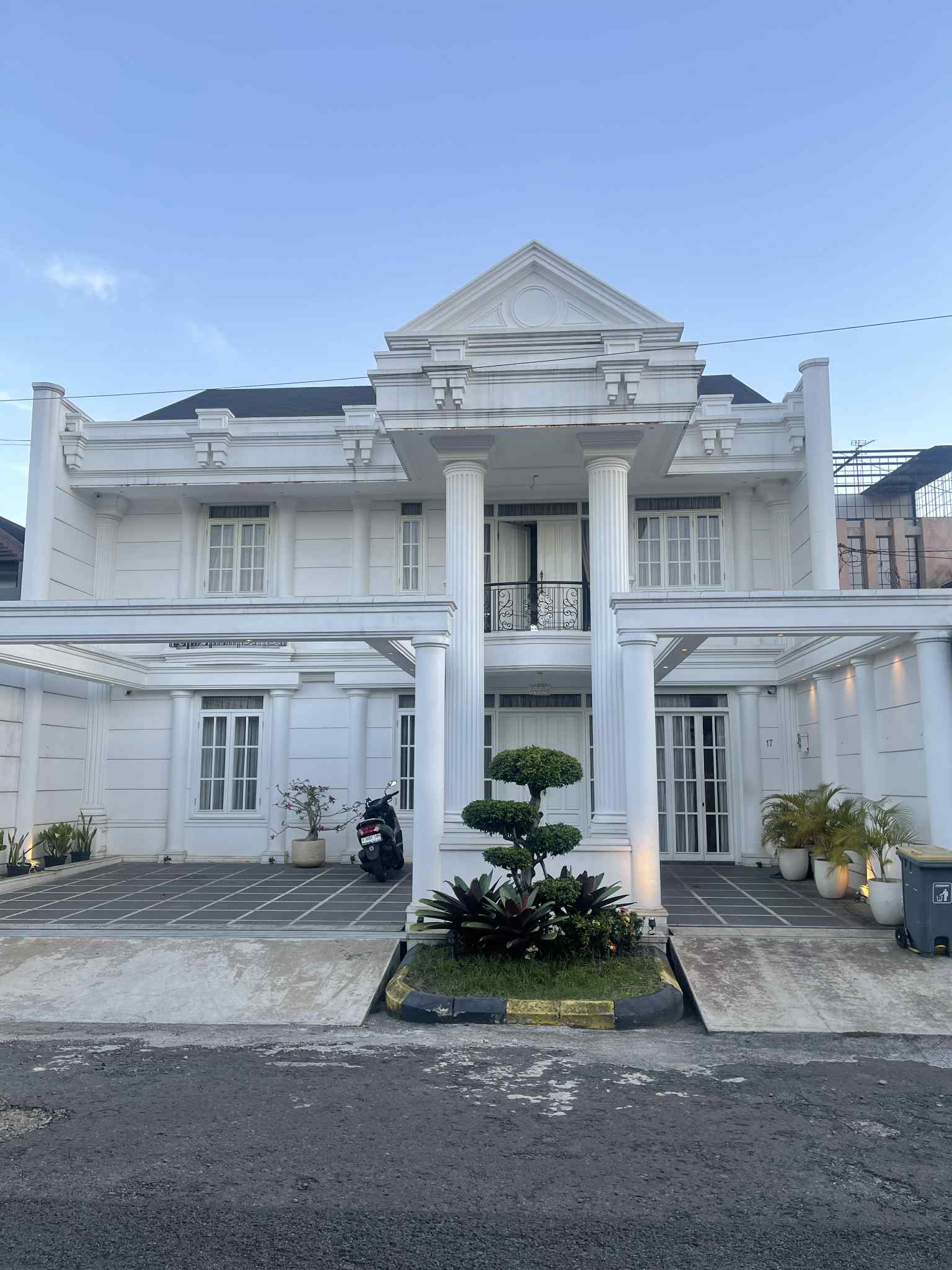 Disewakan Rumah Mewah di Bandung, Komplek Batununggal - American Style